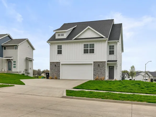 995 8th St, Waukee, IA 50263