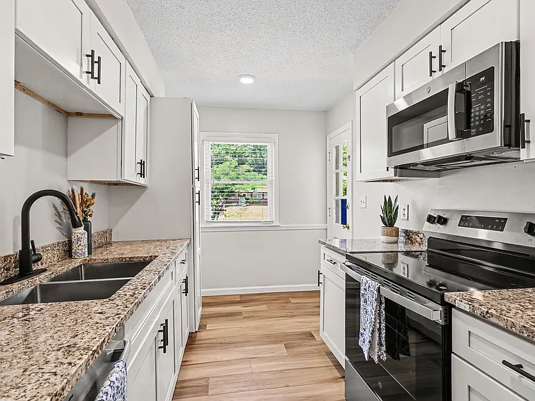 Heatherwood Apartments — Photo 11