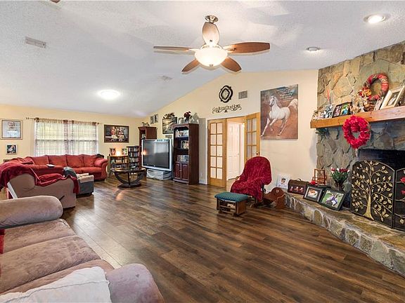 3rd image of 221 Stanley Ave