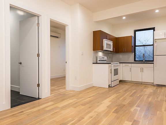 4th image of 396 Cornelia St #C3