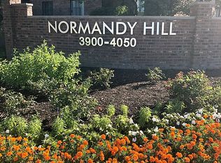 4050 Dundee Rd APT 301, Northbrook, IL 60062