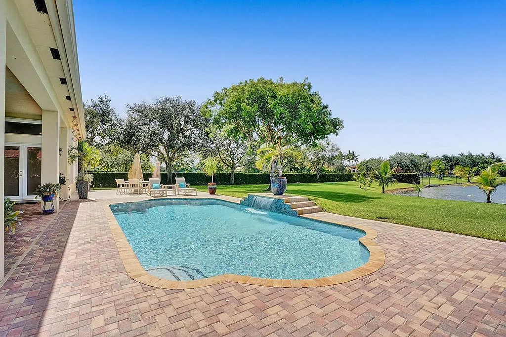 5 bed, 3726 sqft, $9,500 — Photo 2