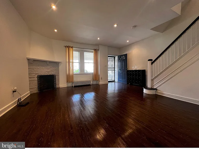 248 E Queen Ln — Photo 3