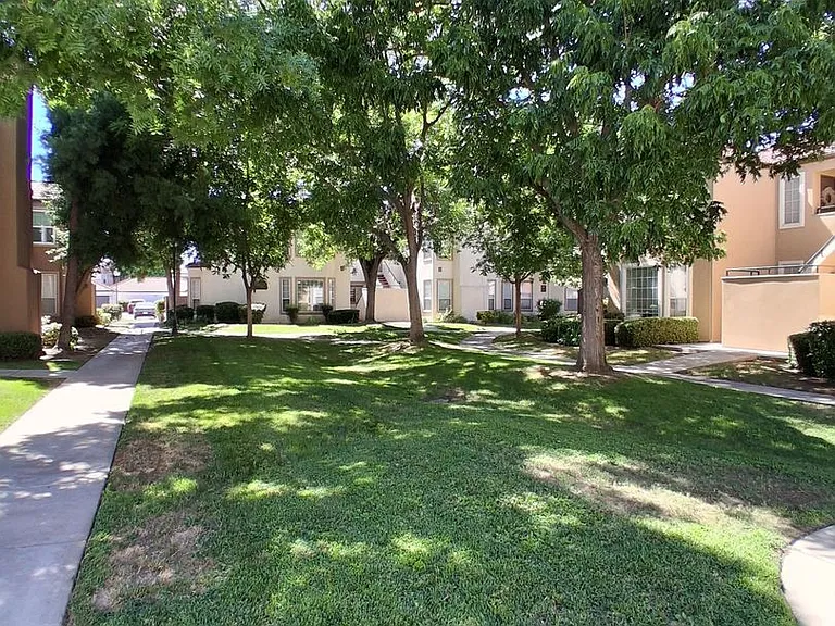 8147 N Cedar Ave #125 — Photo 24