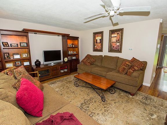 3rd image of 3119 Hilltop Dr