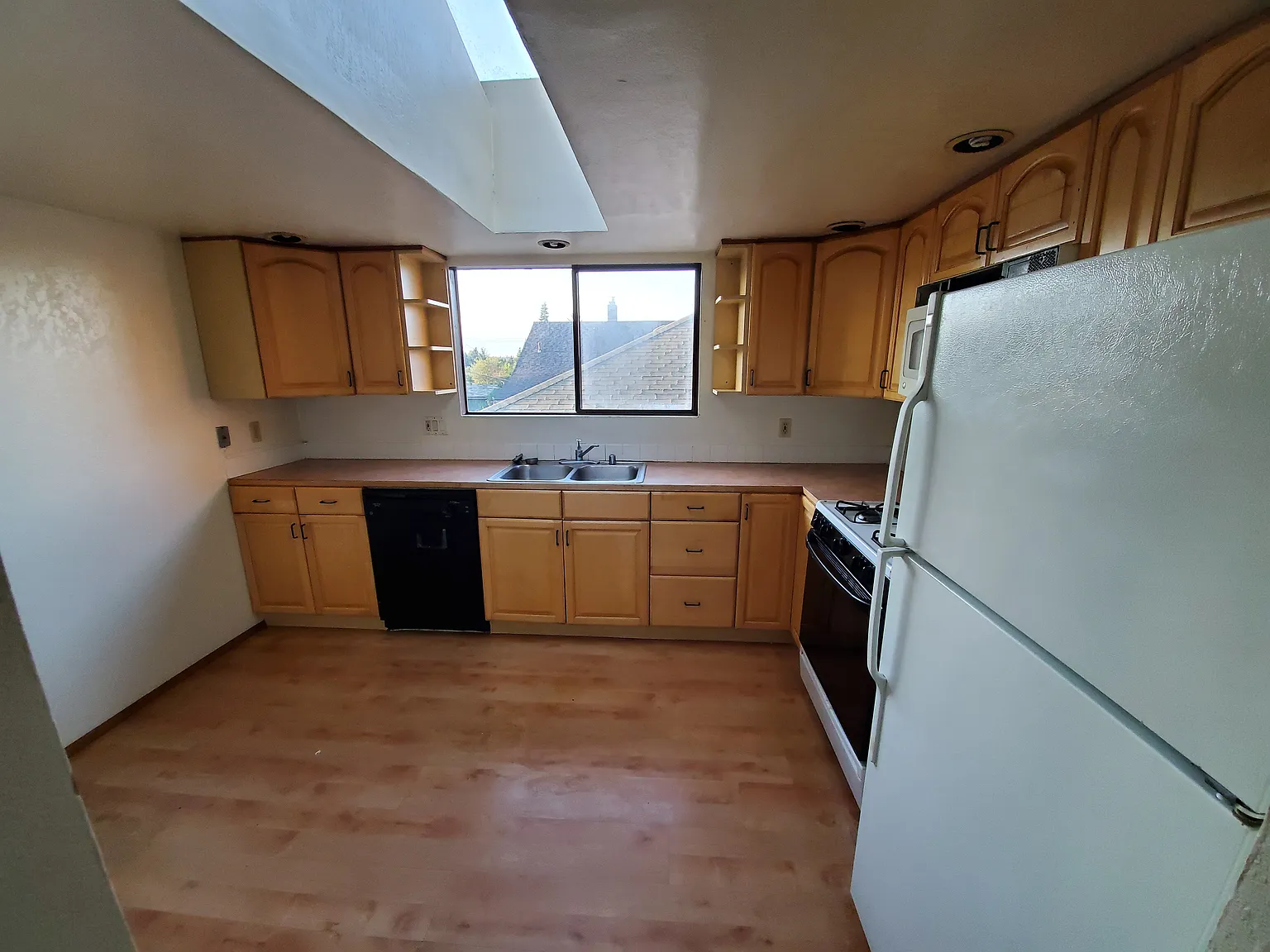 7 bed, 1950 sqft, $4,326 — Photo 3