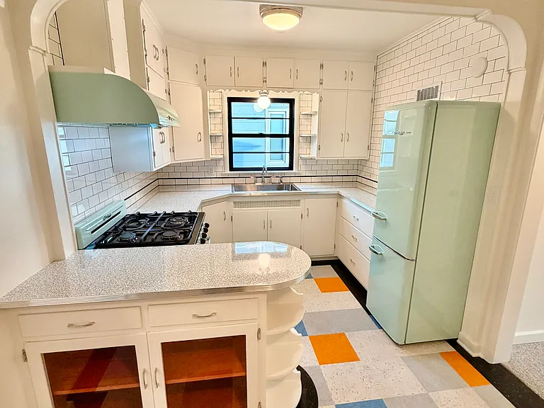 1015 W 9th St #3 — Photo 17
