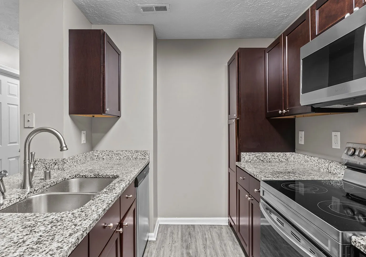 Spacious Cove Springs 3 & 4 Bedrooms — Photo 1