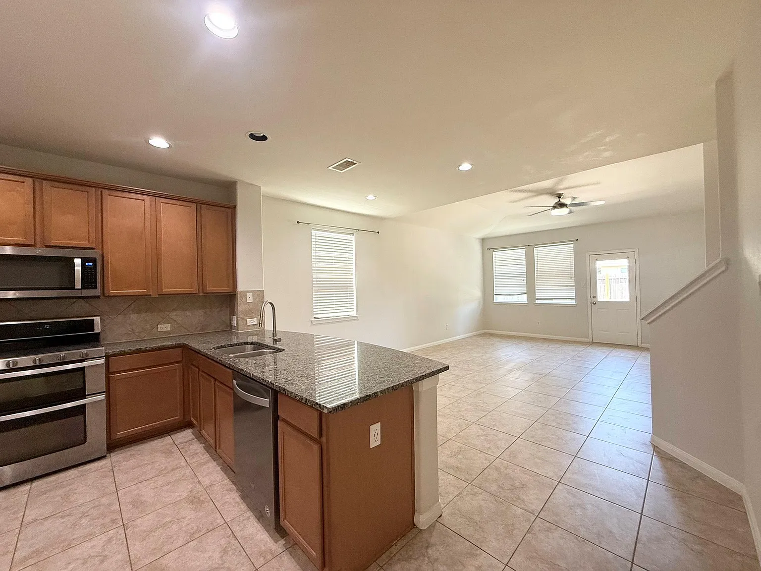 5 bed, 2.5 bath, 2499 sqft, $2,290 — Photo 4