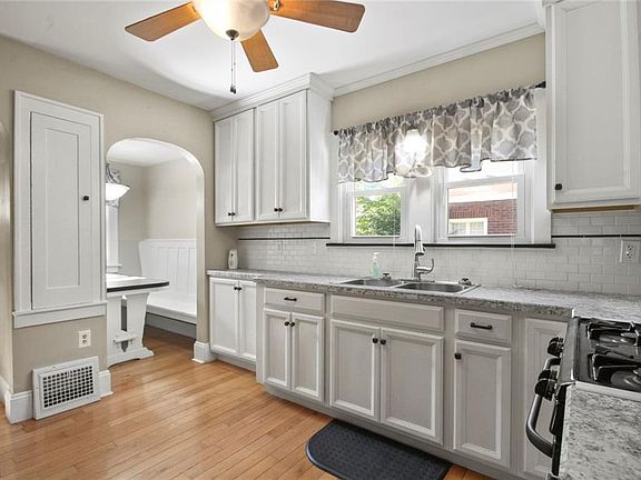 3rd image of 661 Woodbine Ave SE