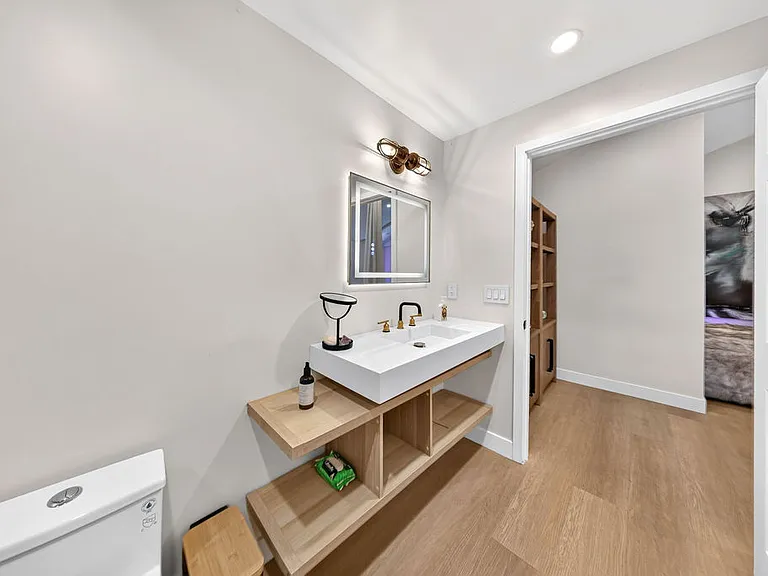 Leadwell St — Photo 2
