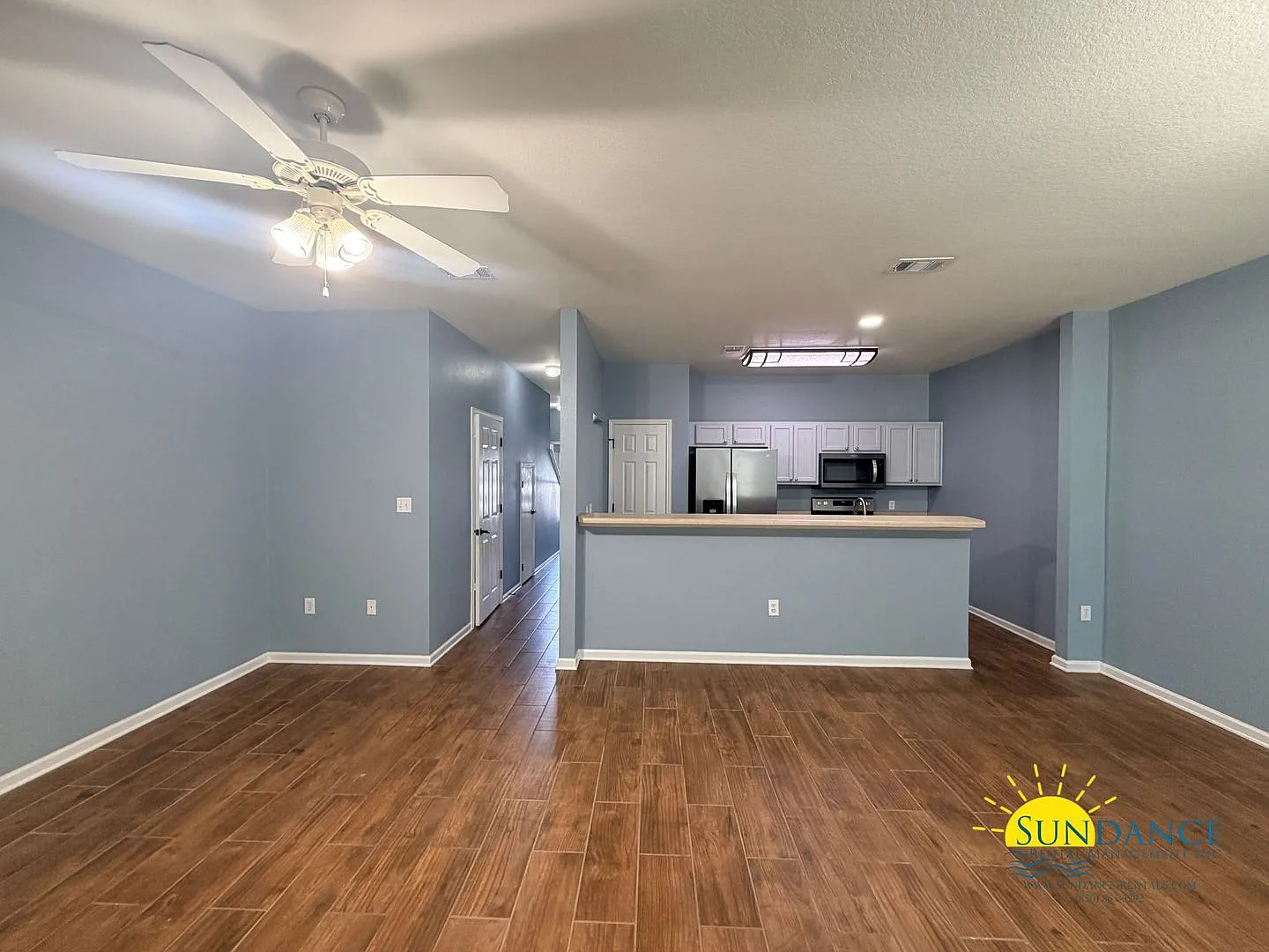 Stunning 3-Bedroom Townhouse in Quail Lake with Community Pool! — Photo 2