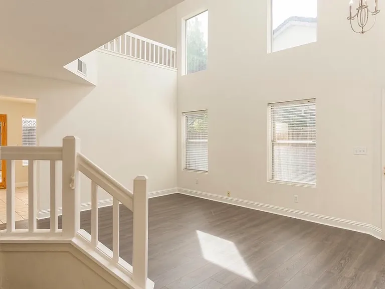 1727 Periwinkle Way — Photo 3