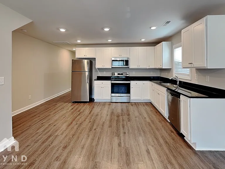 733 Hillside St — Photo 4