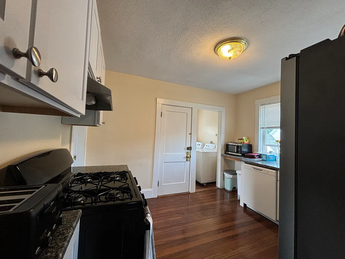 Building Photo - 109 Birch St #3