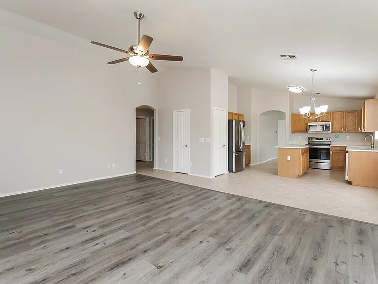 1427 E Vernoa St — Photo 3