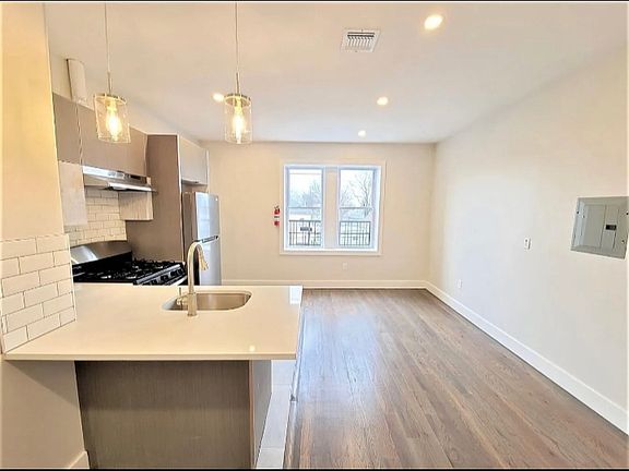 3rd image of 537 Hawthorne Ave #104