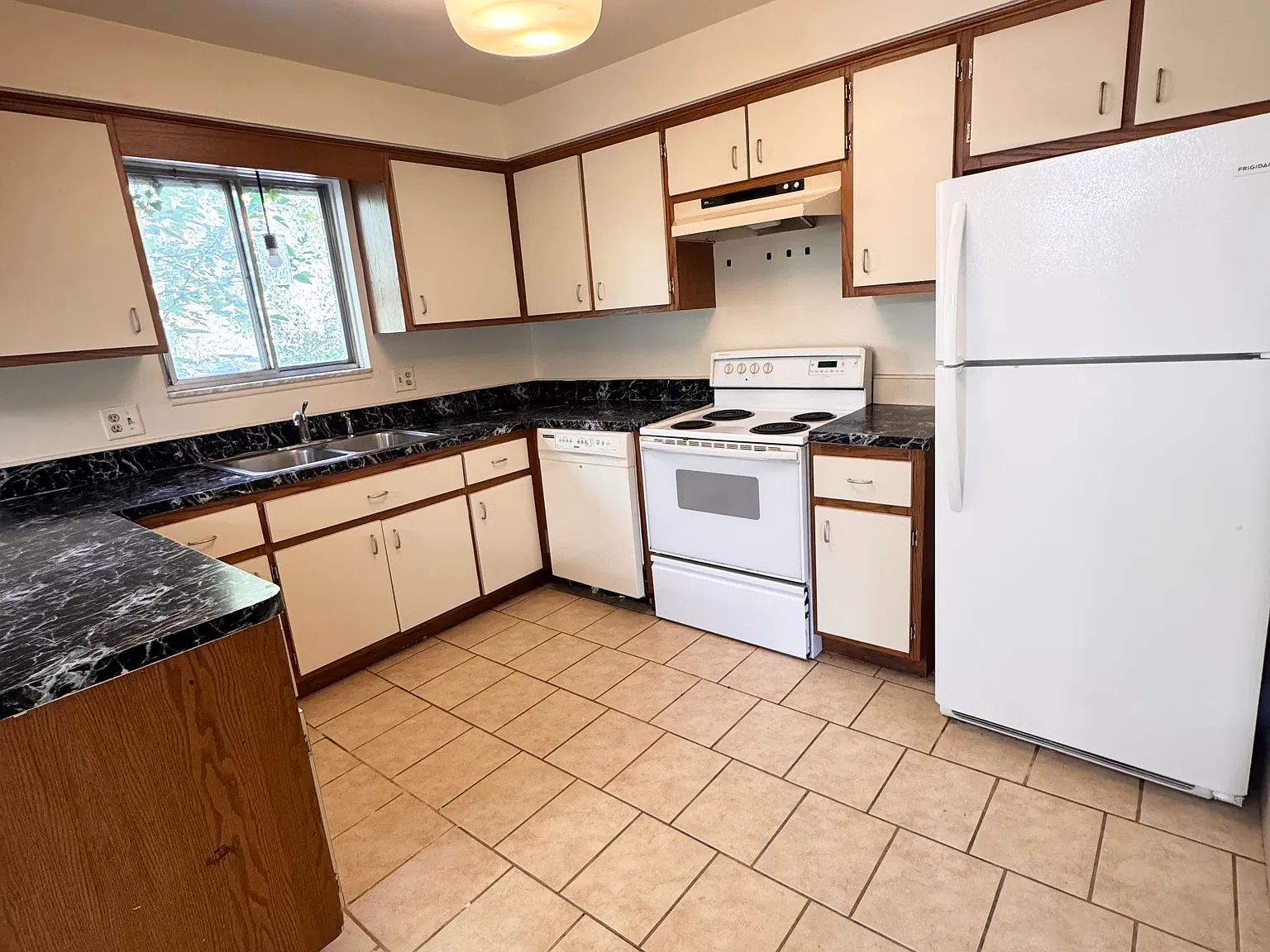 4 bed, 1944 sqft, $2,495 — Photo 4