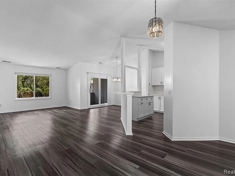 6680 Ridgefield Cir — Photo 8