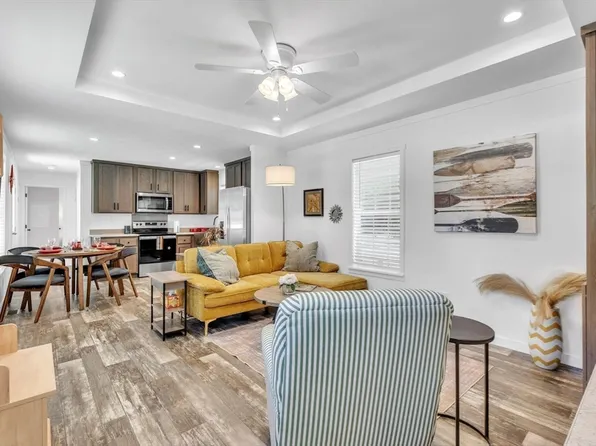 2 4th Ave, Ware, MA 01082
