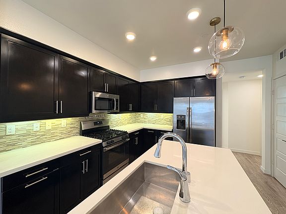 5th image of 489 Rose Ct Unit E