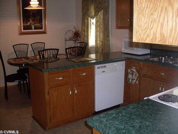 kitchen overlooking into breakfast nook