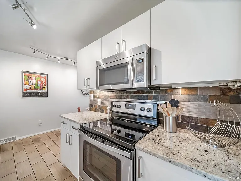532 N Clayton St — Photo 17