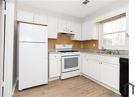 4th image of 2587 Parkside Way