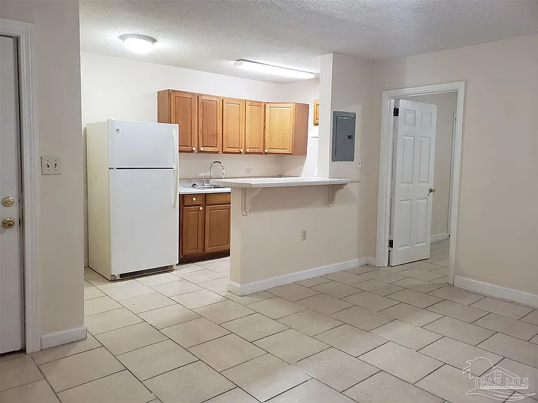 204 Holmes Dr #B — Photo 2