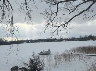 5070 Island Shore Dr, Pinckney, MI 48169