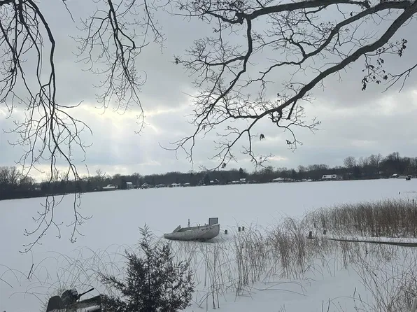 5070 Island Shore Dr, Pinckney, MI 48169