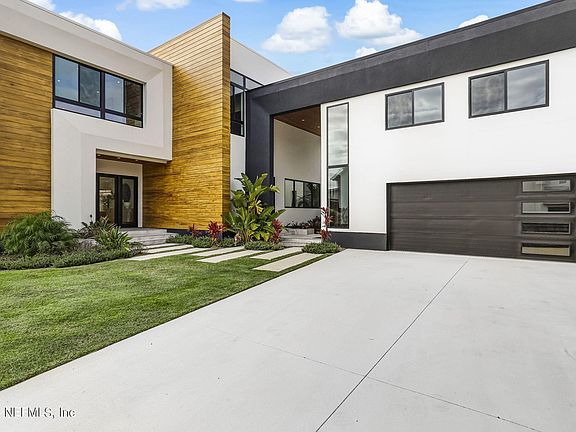 4th image of 217A S ROSCOE Boulevard