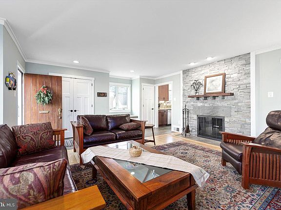 4th image of 9818 Parkwood Dr