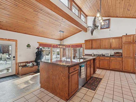 3rd image of 202 W Warren St