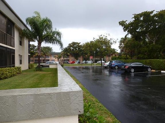 2nd image of 265 SE 10th St APT 1C