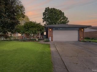 6874 Little Creek Dr, Troy, MI