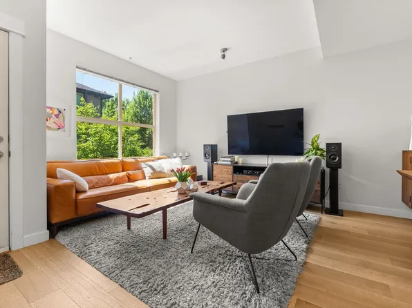 307 E 15th St #3, North Vancouver, BC V7L 2R6