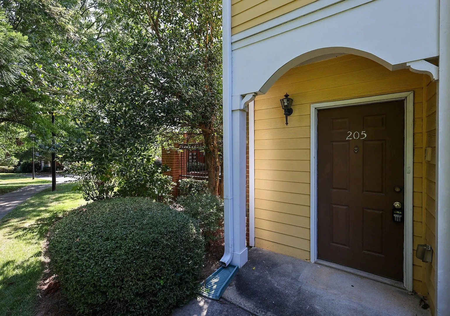 Beautiful 3 Bedroom Townhome — Photo 1