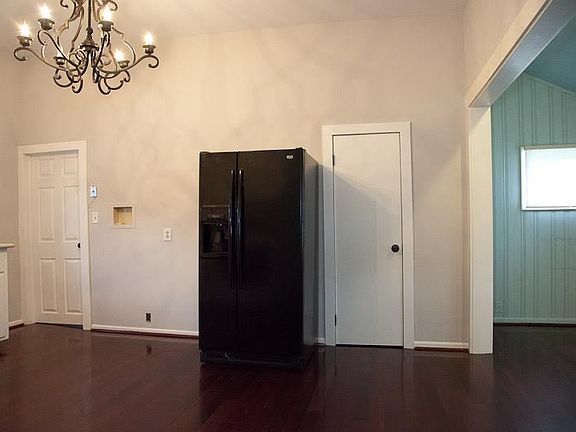 3rd image of 121 Hillcrest Dr
