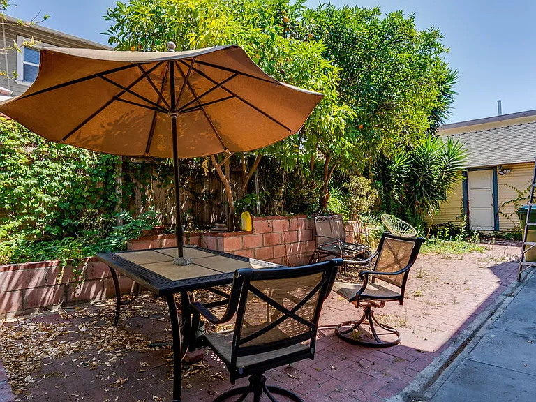 1130 S Hoover St — Photo 3