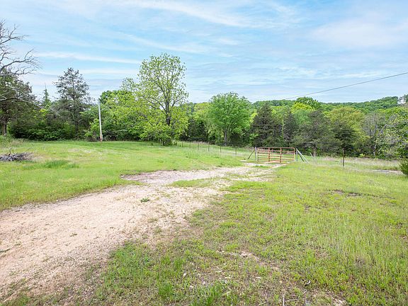 5th image of 1584 Buchanan Road