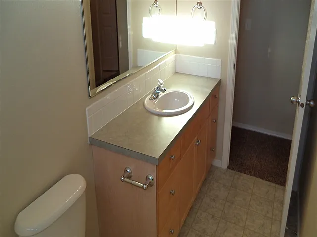 1439 W Crenshaw St — Photo 14