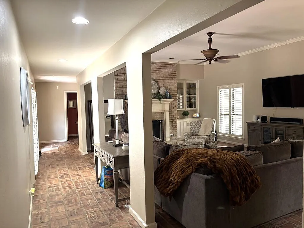 3 bed, 2.5 bath, 2500 sqft, $4,500 — Photo 3