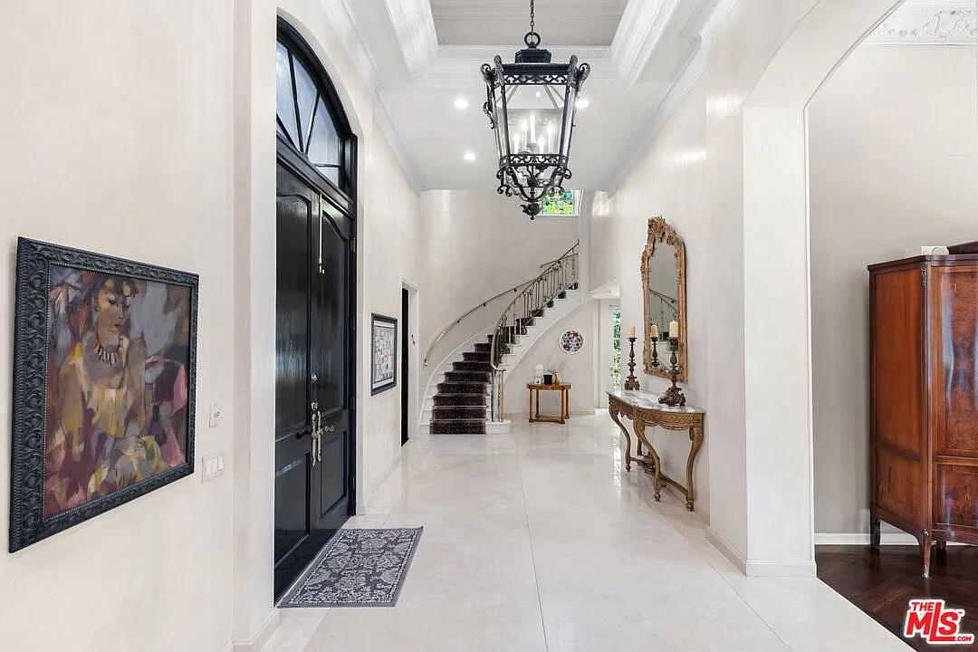 6 bed, 6.5 bath, 7400 sqft, $79,000 — Photo 3