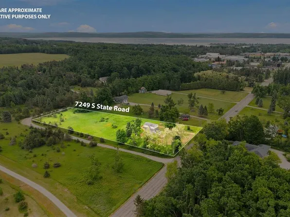 7249 S State Rd, Harbor Springs, MI 49740
