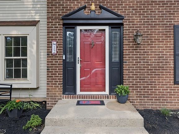 4th image of 12 Shadow Oak Ct
