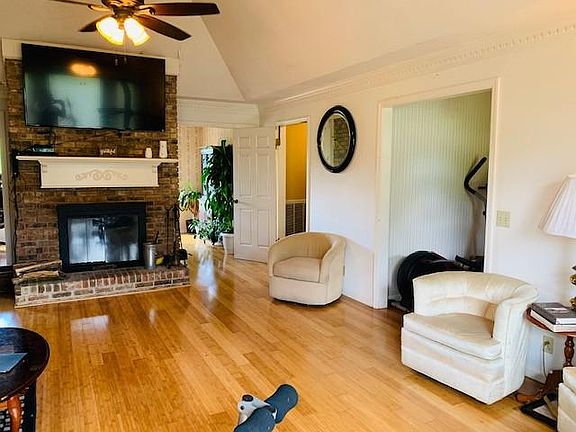 4th image of 1111 Countrywood Dr