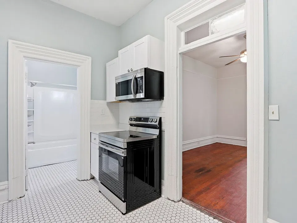 216 E Henry St #B