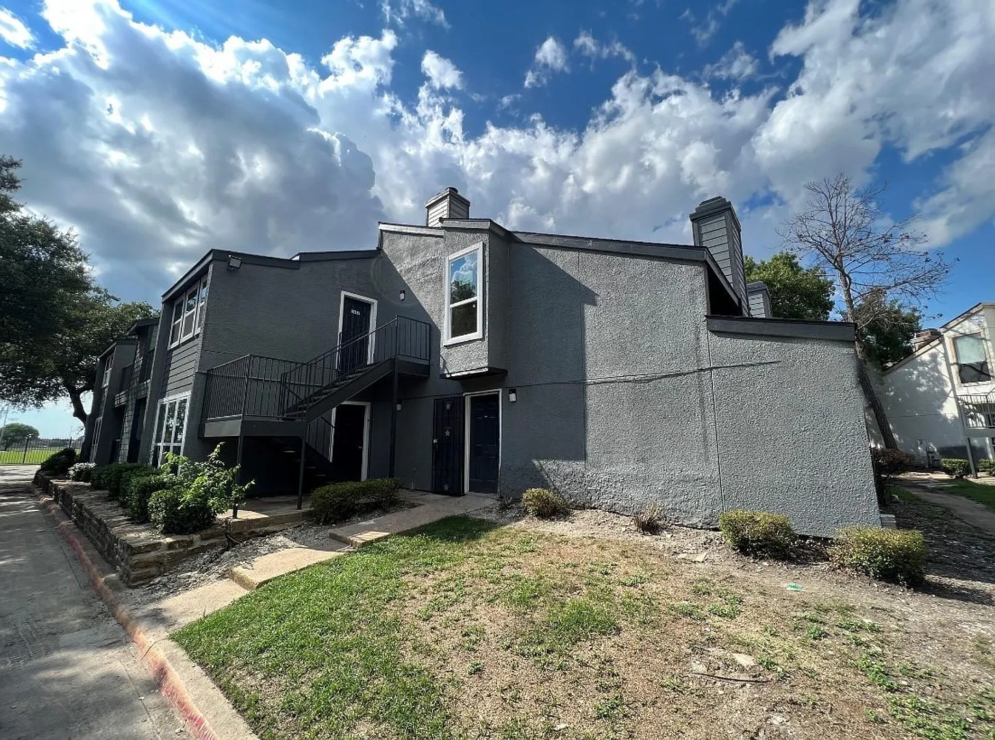Great second-floor unit for rent! — Photo 1