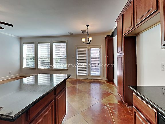 3rd image of 5020 Venecia Way